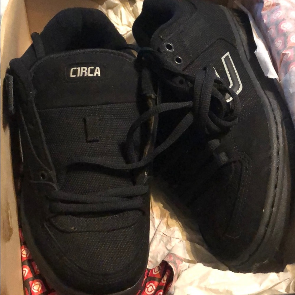 Circa size 7 men’s skate sneakers
